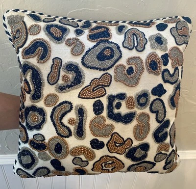 "Almohada con cuentas Mackenzie-Childs Serengeti Spots 14""x14""" Foto 1 de 4