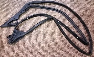 '97-05 JAGUAR XK8 CONVERTIBLE LEFT DOOR WEATHERSTRIP RUBBER P/N: HJA5363BC - Picture 1 of 1