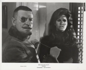 Fathom 1967 Raquel Welch Clive Revill usando monóculo original 8x10 foto francotirador - Imagen 1 de 2