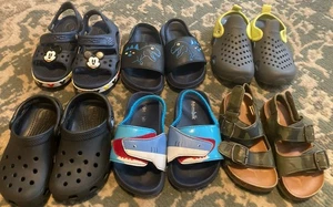 Lote de zapatos para niños pequeños talla 8 Disney Crocs Dino Tombik Gap sandalia de cuero 6 pares - Imagen 1 de 7