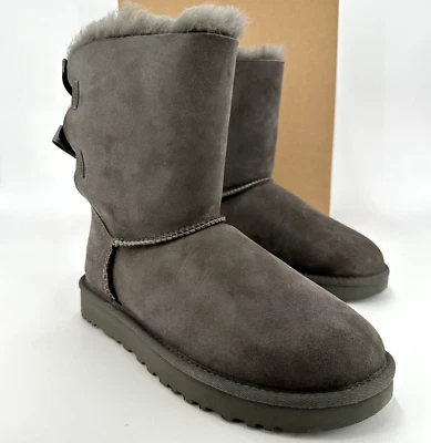 Botas UGG Bailey Bow II talla 7 Gris Lana Forrada Gamuza Superior NUEVAS EN CAJA Foto 1 de 4