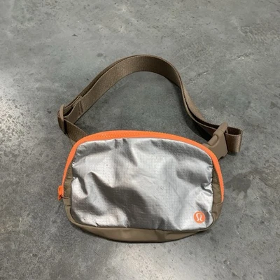 Bandolera Lululemon Everywhere Belt Bag 1L Plateada Marrón Naranja Foto 1 de 4