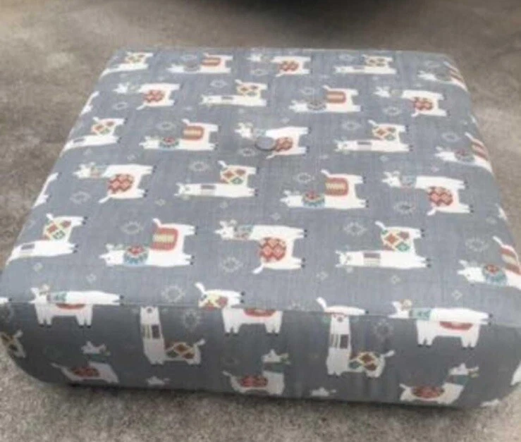 Mesa de centro otomana de cóctel cuadrada tapizada personalizada Llama Drama Foto 1 de 4