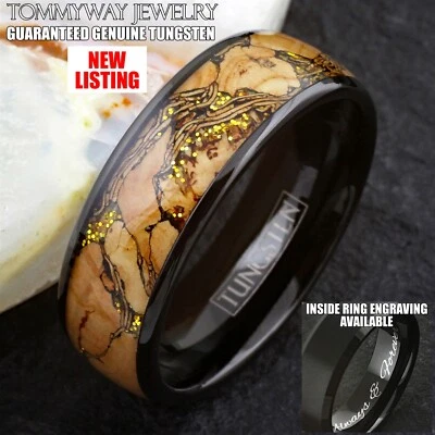 Anillo de boda grabado personalizado de carburo de tungsteno negro madera tostada con grano negro Foto 1 de 4
