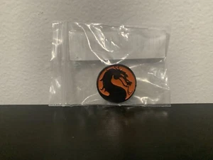 Mortal Kombat Pin NEU Pinback Orange Schwarz Drache Logo Metall Emaille MK - Bild 1 von 2