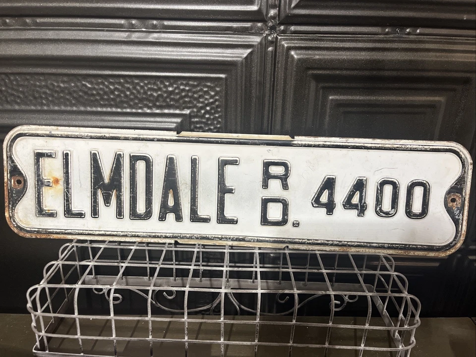 Letrero de calle vintage Twin Cities Elmdale Road 4400 blanco y negro Foto 1 de 4