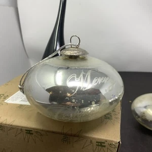 "ORNAMENTO DE VIDRIO KUGEL MIDWEST - 4"" GRABADO FELIZ NAVIDAD Y COPOS DE NIEVE - PLATEADO" - Imagen 1 de 4