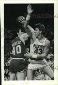 1987 Press Photo Rockets' Jim Petersen defends against 76'ers' Tim McCormick. - Picture 1 of 2
