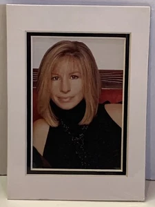 Fotografía de primer plano con revista Barbra Streisand enmarañada de 5x7 - Imagen 1 de 2