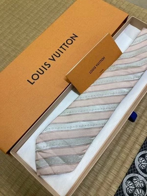 Corbata a Rayas LOUIS VUITTON Sin Caja Monograma Rosa Foto 1 de 3