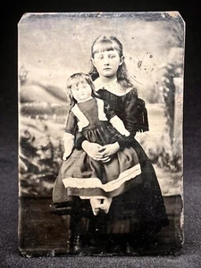 SELTENE 1/4 PLATTE TINTYPE - ZWEI GROSSE & WUNDERSCHÖNE MÄDCHEN - EINE IST EINE PUPPE - SEHR SCHARF! - Bild 1 von 1