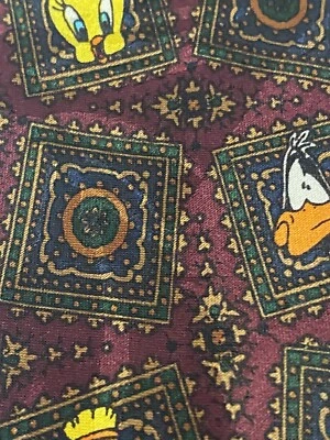 Corbata Looney Tunes Mania Personajes Novedad Borgoña Multicolor 57” 3 3/4” Usada en Excelente Condición Foto 1 de 4