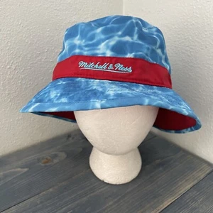 Cappello a secchiello Mitchell & Ness stampa acqua - blu con fascia rossa - TAGLIA M (HT3) - Foto 1 di 8