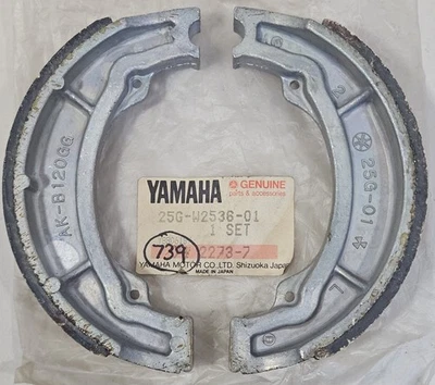 1 件全新雅马哈 SR250 SR185 SR125 TT250 XT125 后刹车鞋套装原始设备制造商 25G-W2536-01 — 第 1/3 张图片