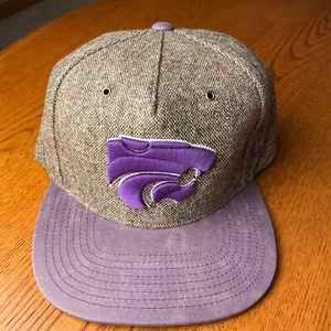 "Kansas St Wildcats NCAA ""Leyenda"" Sombrero Snapback 100% Lana Céfiro - Nuevo con etiquetas - Imagen 1 de 6