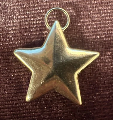 Colgante con dije de estrella hinchada de oro amarillo de 14k SOLO Foto 1 de 4
