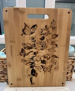 Tabla de cortar de madera grabada con láser mariposas flores 14x11 nueva - Imagen 1 de 8