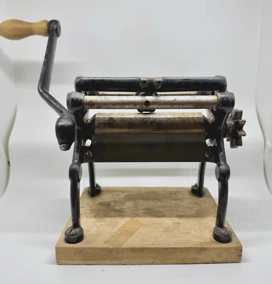 Vitantonio Mfg Pasta Rolling Machine Hand Crank with 9 Rollers 1920 Antique USA - Image 1 of 4