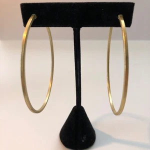 Matte Gold große dünne Creolen 2 1/2" Durchmesser durchbohrt - Bild 1 von 4