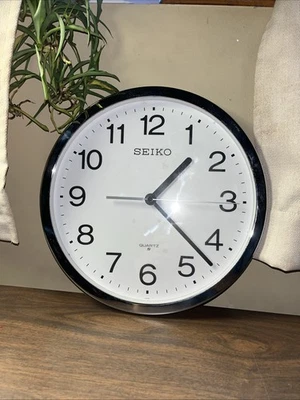 Reloj de pared de cuarzo vintage Seiko caja cromada, fondo blanco números negros Japón Foto 1 de 3