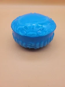 Antigua caja de baratijas de tocador en polvo de vidrio con leche azul de la época victoriana con tapa - Imagen 1 de 20
