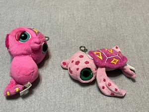 Lote de 2 peluche de animales marinos - TORTUGA ROSA y CABALLO DE MAR ROSA con perchas - Imagen 1 de 12