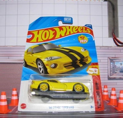 Dodge Viper GTS 2025 Hot Wheels amarillo '96, con cambio de rueda de pilotos reales Foto 1 de 4