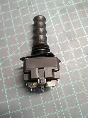 INTERRUPTOR JOYSTICK MONOLEVER TELEMECANIQUE SCHNEIDER XDPC5555C4 4 VÍAS JBT# 519-6725 Foto 1 de 4