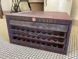 Antica vetrina da cucire Star Twist American Thread Co. con bobina in metallo - Foto 1 di 24