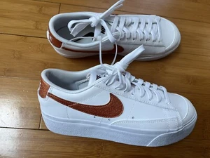 New Nike Womens Blazer Low Platform Size 8 ESS-White/Metallic Copper DQ7571-100 - Picture 1 of 7
