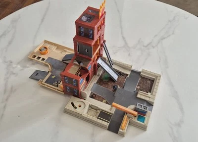 Play set micro machines vintage caserne double action 1995 - Image 1 of 4