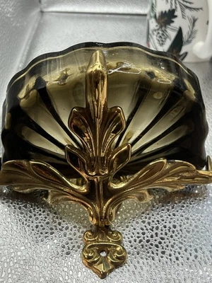 Soporte de jabón vintage victoriano de latón y vidrio montado en la pared Foto 1 de 4