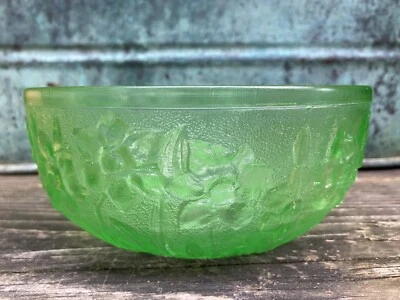 Vintage Floral Daffodil Uranium Vaseline Glass Bowl GLOWS - Image 1 of 4