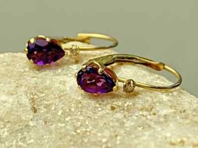 Pendientes de aro de amatista creados en laboratorio con corte de pera de 2,22 quilates chapados en oro amarillo de 14 quilates Foto 1 de 4