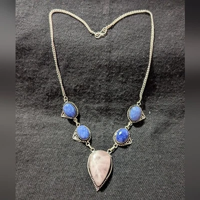 Collar llamativo de piedras preciosas de zafiro azul cuarzo rosa enchapado en plata Foto 1 de 4