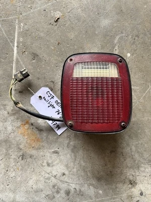 Luz trasera para conductor Jeep Wrangler CJ7 76-86 OEM Foto 1 de 4
