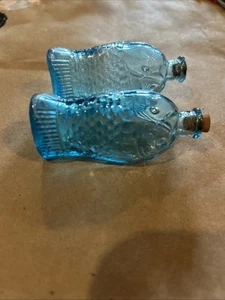 2 Glas Fisch Form Miniatur 3" Flasche Vintage - Bild 1 von 4