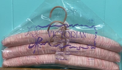 Antiga Coleção Vitoriana 3 Cabides Acolchoados Cetim Rosa Ligeiramente Perfumados Selados - Imagem 1 de 4