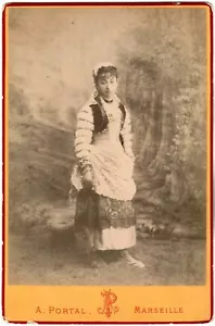 Femme en costume traditionnel.Cabinet Carte.Photo Albuminée.A.Portal Marseille. - Bild 1 von 2