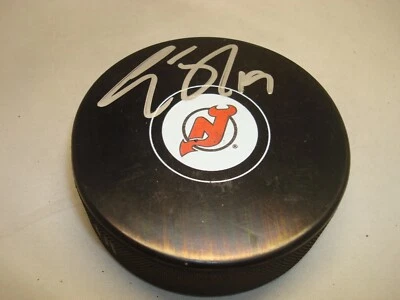 Disco de hockey autografiado por Travis Zajac New Jersey Devils 1B Foto 1 de 2