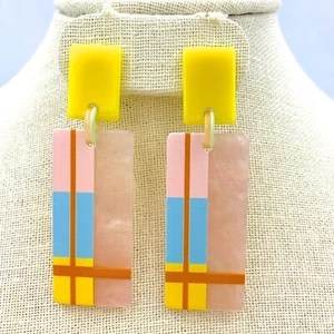 Rechteckige Ohrstecker im geometrischen Design - Viola - Bild 1 von 3