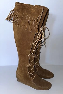 Botas femininas Minnetonka marrom camurça franja joelho alto Moc Toe com cadarço sólido 4 M - Imagem 1 de 4