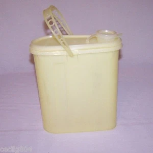 TUPPERWARE # 587 YELLOW BEVERAGE BUDDY WITH SEAL AND HANDLE L@@K - Picture 1 of 4