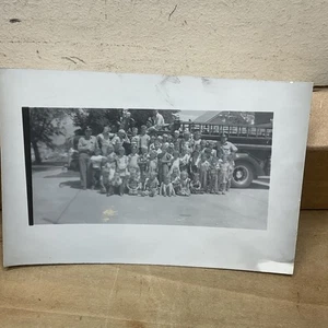 50er Jahre Foto Kindergruppe mit Feuerwehrmännern & Feuerwehrauto Ogden Ut Leola Manzel B47 - Bild 1 von 5