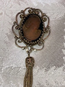 ¿Whiting & Davis sin firmar? Broche camafeo de vidrio tono dorado. JWBRO-C1 - Imagen 1 de 5