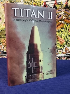 Titan II: A History of a Cold War Missile Program - Hardcover DJ Very Good Cond. - Imagen 1 de 8