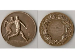 MEDAILLE BRONZE FOOTBALL OFFERT PAR H.DE SANCY CONSEILLER GENERAL SIGNE FRAISSE - Imagen 1 de 1