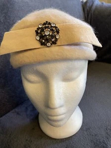 Vintage USA Union Made 1940s Cream Wool & Rhinestone Centerpiece Pillbox HAT - Picture 1 of 11