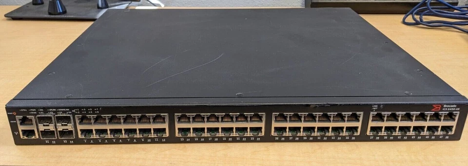 Conmutador Ethernet Gigabit Brocade ICX 6450-48 48 puertos con orejas de rack Foto 1 de 4