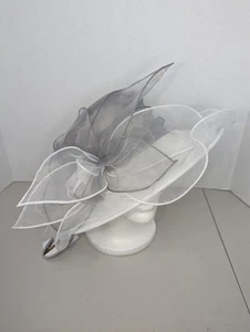 Scala Damen weiß & silber Hut Kentucky Derby Kirche Hochzeit Schleife 3" Krempe - Bild 1 von 9